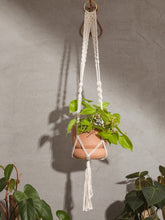 planta-de-interior-colgante-macrame-tejido-maceta-de-colgar-maceta-barro-habibi-plantitas.jpg